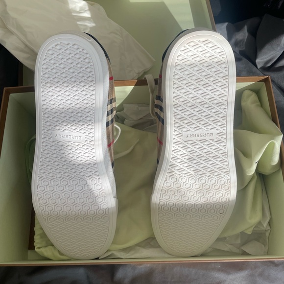 Burberry Brand New 9 US - Picture 4 of 7